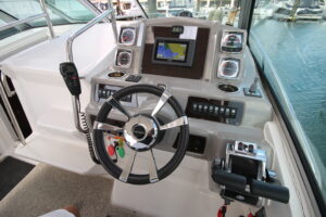 Chaparral 310 Signature for Sale Devon - Helm Station